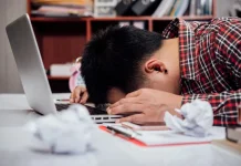 Kebiasaan Tertidur Depan Laptop Berdampak Buruk