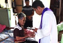 Pastor Paroki Kunjungi Umat dan Layani Sakramen Pengurapan Orang Sakit