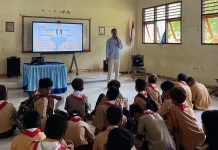 Victor Takarasel Bekali Siswa SMPN 4 Tabukan Selatan Public Speaking
