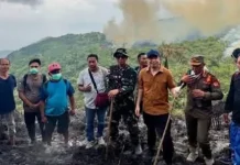 Menembus Medan Terjal, Bupati Sangihe Pantau Kebakaran Gunung Api Awu