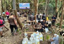 Tim Karhutla Sangihe Angkut Air untuk Padamkan Api Gunung Awu