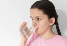9 Cara Orang Tua Biasakan Anak Rajin Minum Air Putih Setiap Hari