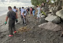 Gerakan Indonesia ASRI Bersihkan Pantai Enemawira