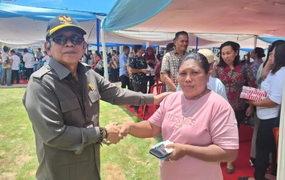 Ketua DPRD Sitaro Antar Pengungsi Gunung Ruang di Bolsel