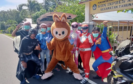 SPPG Tahuna Barat Berikan MBG Pakai Kostum Unik