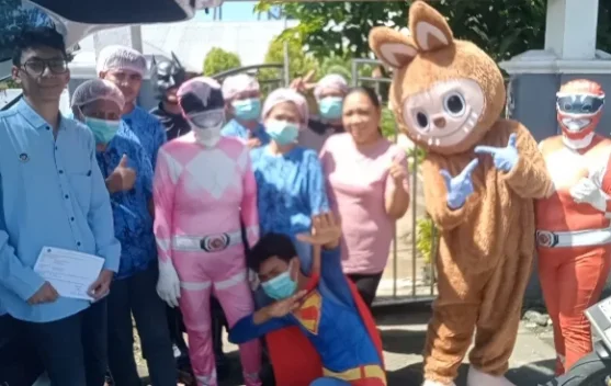 SPPG Tabar Berikan MBG bagi Anak-anak Pakai Kostum Power Rangers