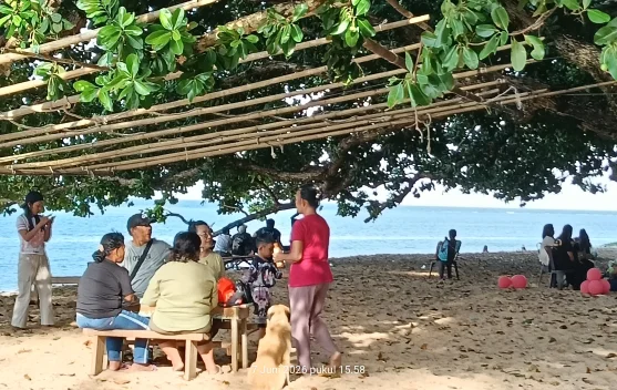 Libur Akhir Pekan, Pantai Pananualeng Menjadi Pilihan Rekreasi Keluarga