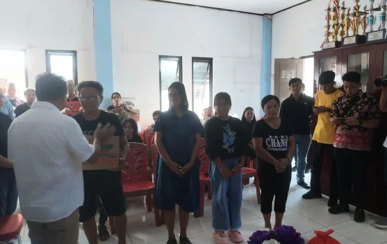 Plt. Bupati Sitaro Serahkan Bantuan Logistik bagi Korban Bencana Hidrometeorolog