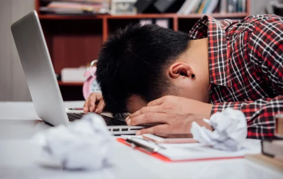 Kebiasaan Tertidur Depan Laptop Berdampak Buruk