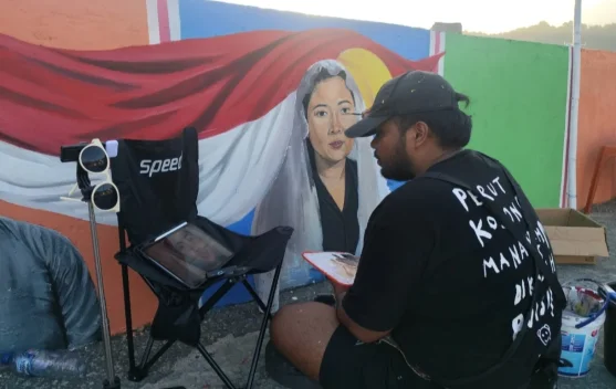 Seniman Kevin Percantik Boulevard Tidore dengan Mural Perjuangan