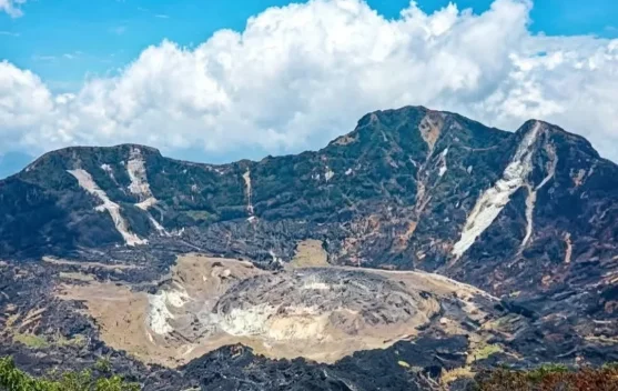 Gunung Api Awu Sangihe Pasca Kebakaran Masih Berstatus Level II Waspada