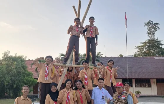 Gudep SMK Negeri Dua Tahuna Pelajari Teknik Pionering Menara Kaki Tiga