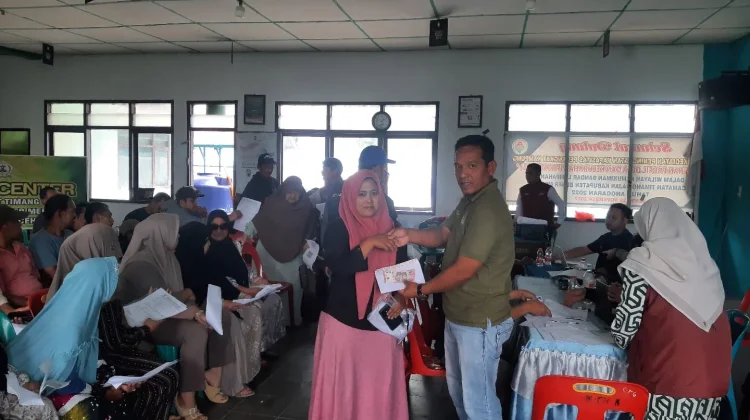 Warga Kecamatan Timang Gajah Terima Bantuan Kemensos