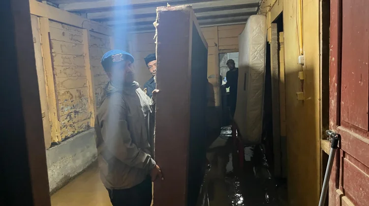 Polsek Bintang dan Brimob Bersihkan Rumah Warga Terdampak Banjir Susul