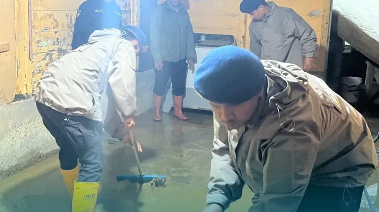 Personil Polsek Bintang Bantu Warga Terdampak Banjir