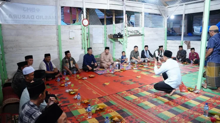 Bupati Haili Bukber bersama Pengungsi di Kemukiman Wih Dusun Jamat