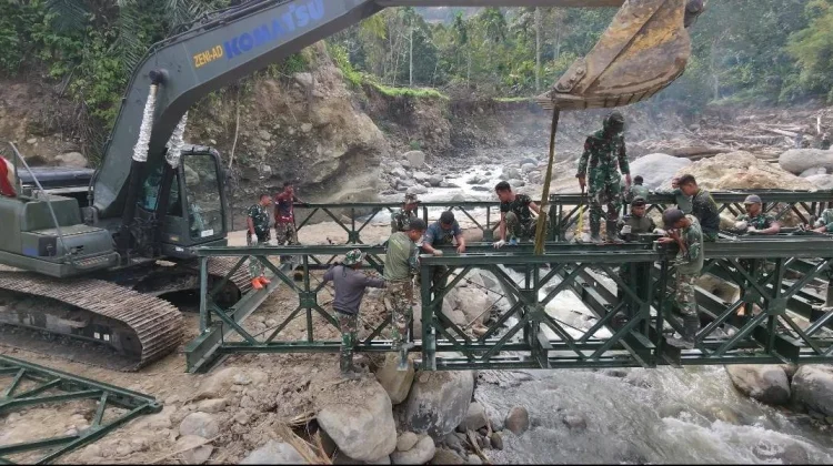 Satgas Gulpencal Bangun Jembatan Bailey Meriah Jaya
