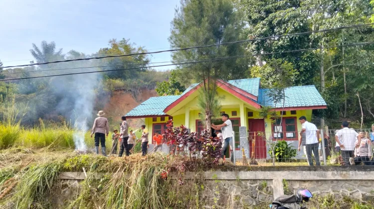 Polsek Celala Pulihkan Polindes Ramung Ara Pascabencana