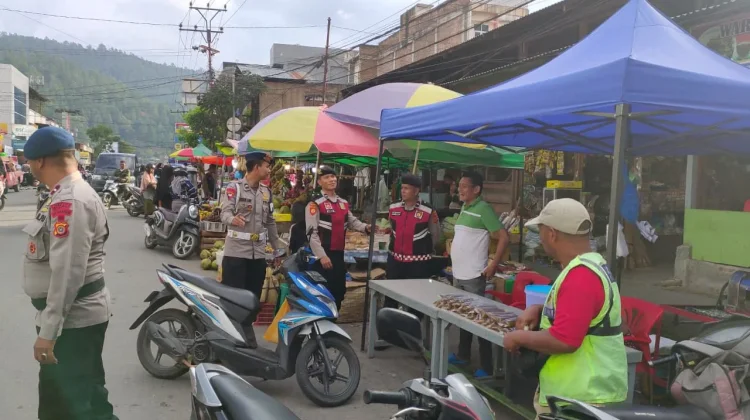 Samapta dan Brimob Amankan Pasar Takjil di Aceh Tengah