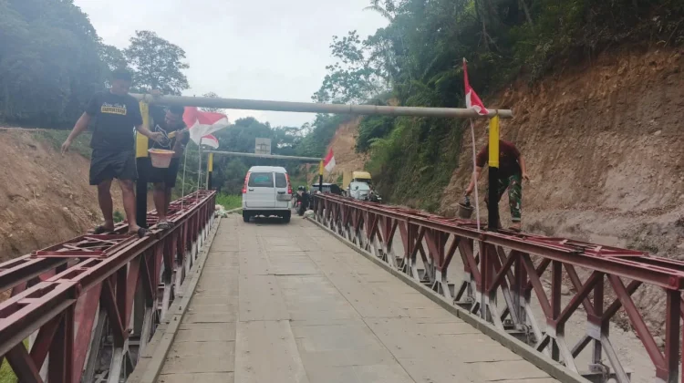 TNI Pasang Portal Pembatas untuk kendaraan di Jembatan Tenge  Besi