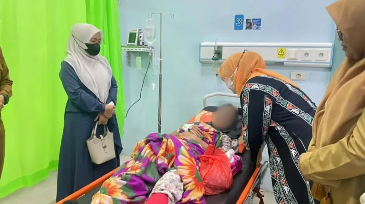 Nakes Dirujuk ke RSZA, Ketua TP-PKK Bener Meriah Berikan Bantuan