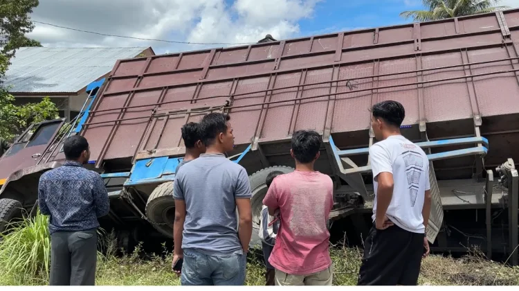 Diduga Rem Blong, Truk Hantam Dua Mobil  dan Tiga Motor di Pante Raya