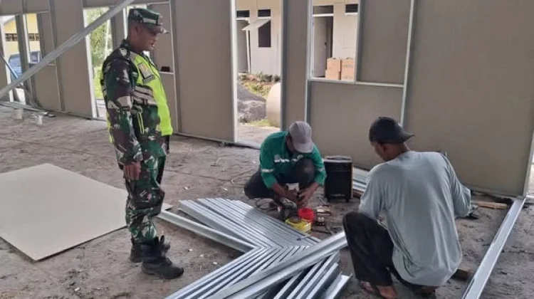 Babinsa Koramil 05/Permata Monitoring Pembangunan Huntara