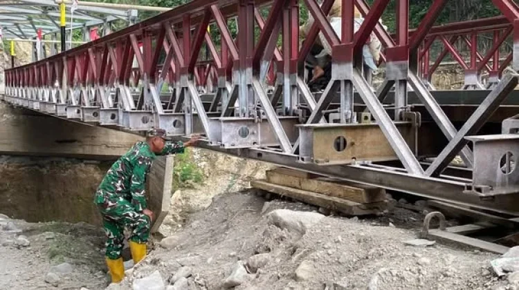 Babinsa  Cek Kelayakan Jembatan Bailey  Tenge Besi