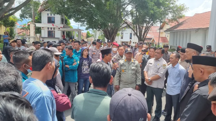 Masyarakat Ketol Demo DPR