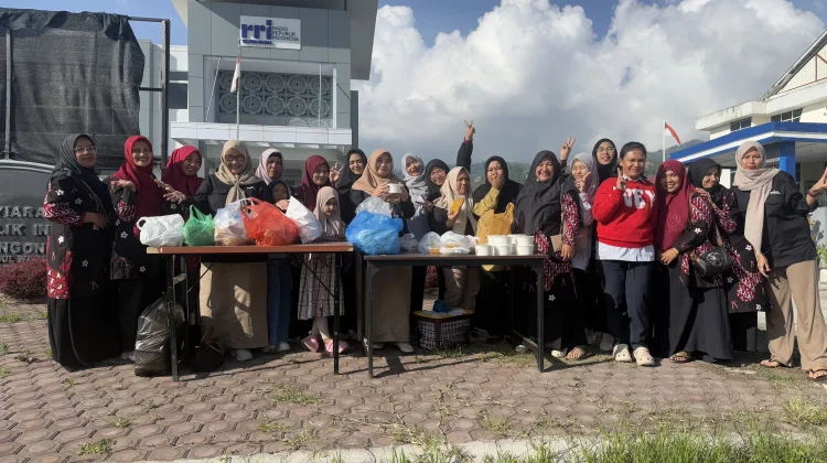 Tebar Berkah Ramadhan, DWP RRI Takengon Berbagi Takjil Gratis