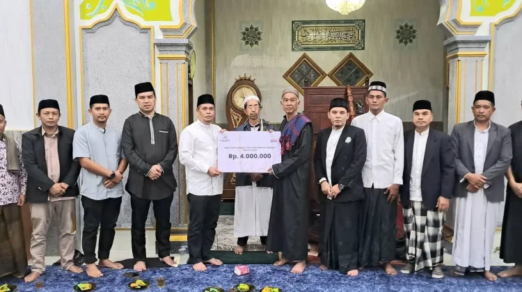 Buka Puasa Bersama, Sekda Bener Meriah Serahkan Bantuan untuk Masjid Baitul-Hakim