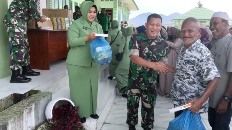 Dandim 0119/BM Salurkan Paket Bantuan Dari Bupati Tangerang