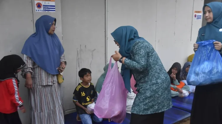 PKK Bener Meriah Bagi Takzil di Huntara Gajah Putih