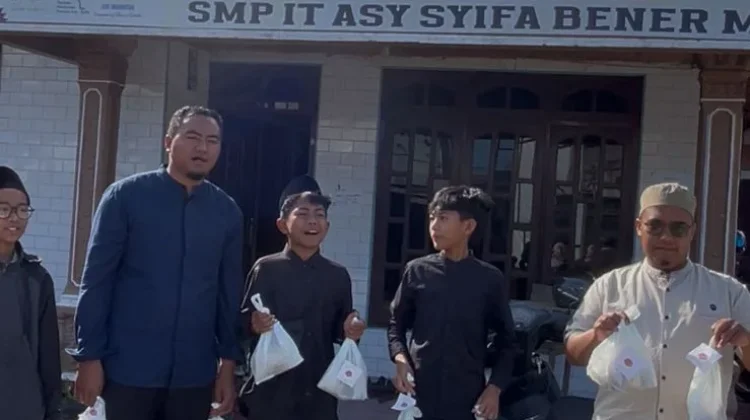 SMP IT Asy-Syifa Bener Meriah Gelar Aksi Berbagi Takjil