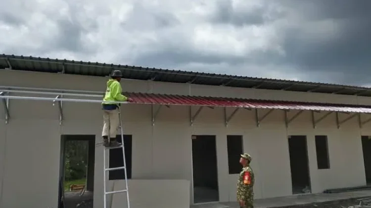 Babinsa Monitoring Pembangunan Huntara