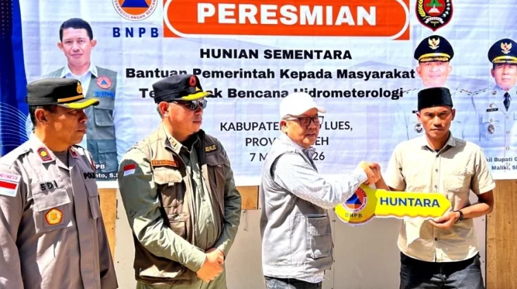 Warga Kampung Kuning Kurnia Gayo Lues Terima Kunci Huntara