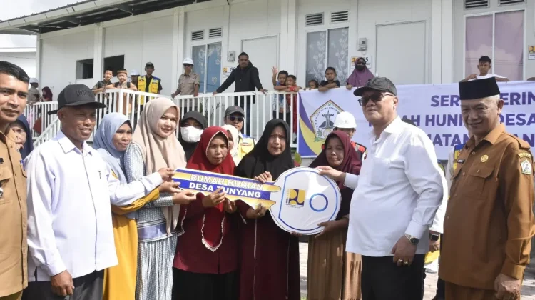 Bupati Bener Meriah Serahkan Kunci Hunian Sementara Kampung Tunyang