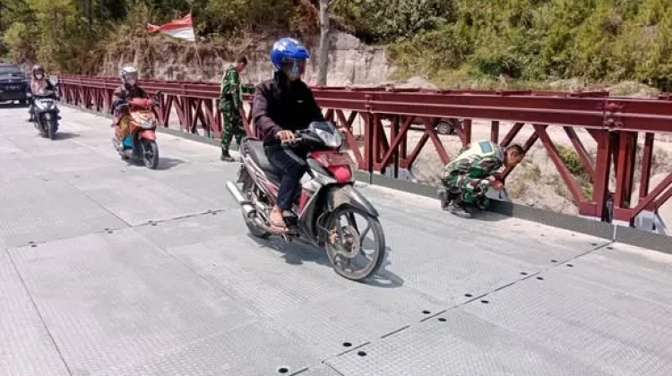 Koramil 06/Bukit Pastikan Jembatan Bailey Aman Dilalui Masyarakat