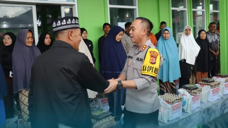 Polres Aceh Tengah GelarJum'at Berkah di Kayu Kul