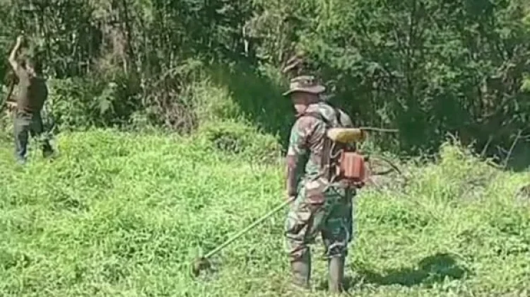 Babinsa Koramil 04/PRG Gotong Royong Bersama Masyarakat Siapkan Lahan KDKMP