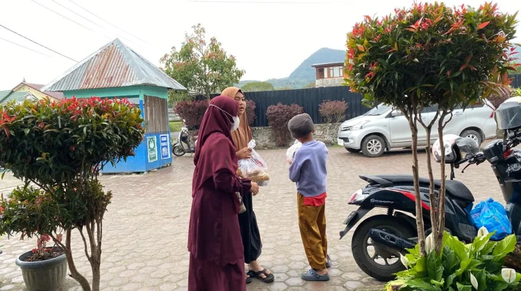 Pembagian Menu Istimewa Program MBG di SD Islamic Character Takengon saat Liburan