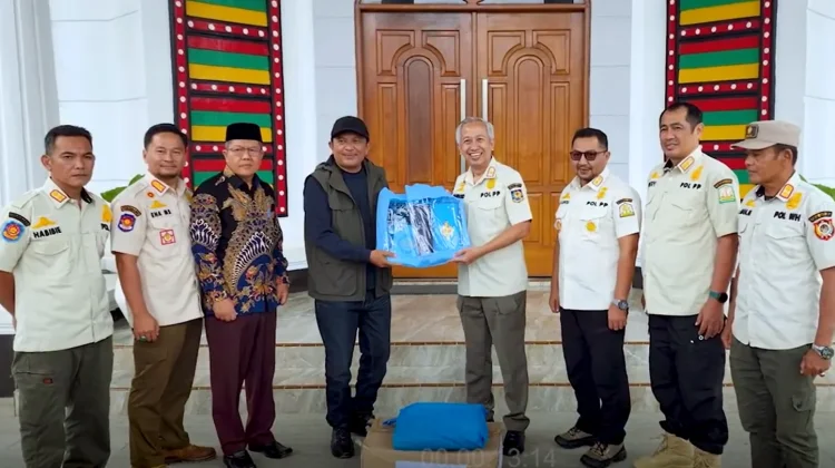 Direktur PolPP dan Linmas Kemendagri Serahkan Bantuan Bencana di Gayo Lues