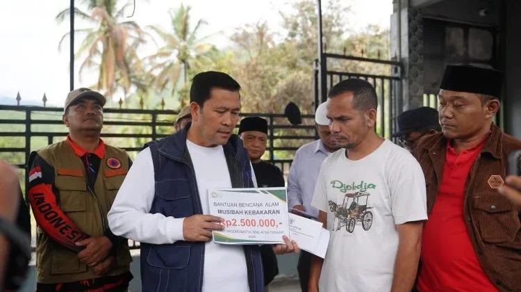 Bupati Haili Salurkan Bantuan untuk Korban Kebakaran di Linge