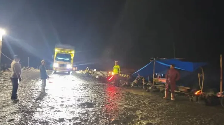 Personel Pos PAM Simpang Lancang Laksanakan Pengaturan Lalu Lintas Malam Hari