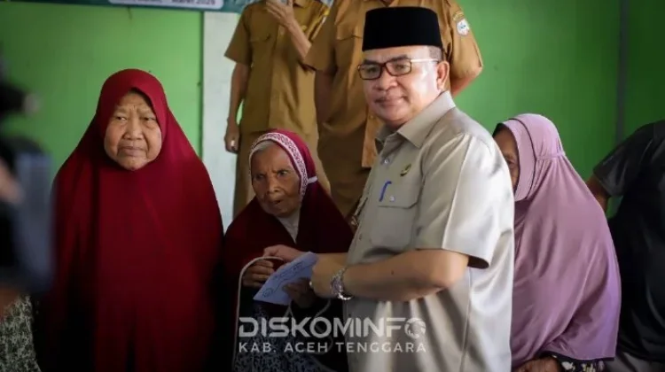 Bupati Fakhry Salurkan ZIS di Lawe Bulan