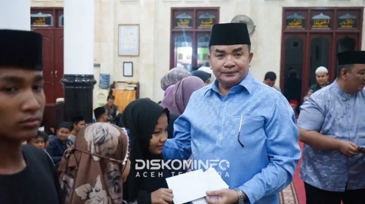 Bupati Aceh Tenggara Serahkan Bantuan THR Untuk 25 Anak Yatim dan 25 Dhuafa