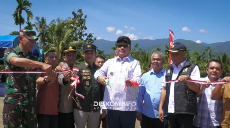 Bupati Salim Fakhry Resmikan Jembatan Gantung Garuda