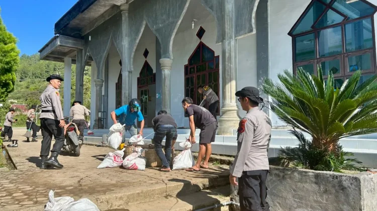 Polres Aceh Tengah Gotong Royong di Masjid