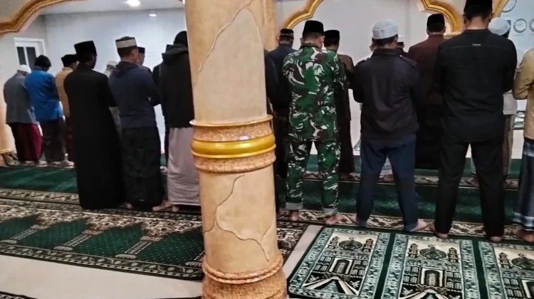 Babinsa Koramil 01/Bandar Laksanakan Sholat Subuh Berjamaah di Meunasah Miftahul