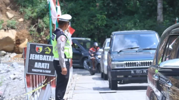 Jalur Rusak Pascabanjir, Polisi  Terapkan Sistem Buka Tutup di Jembatan Umah Besi